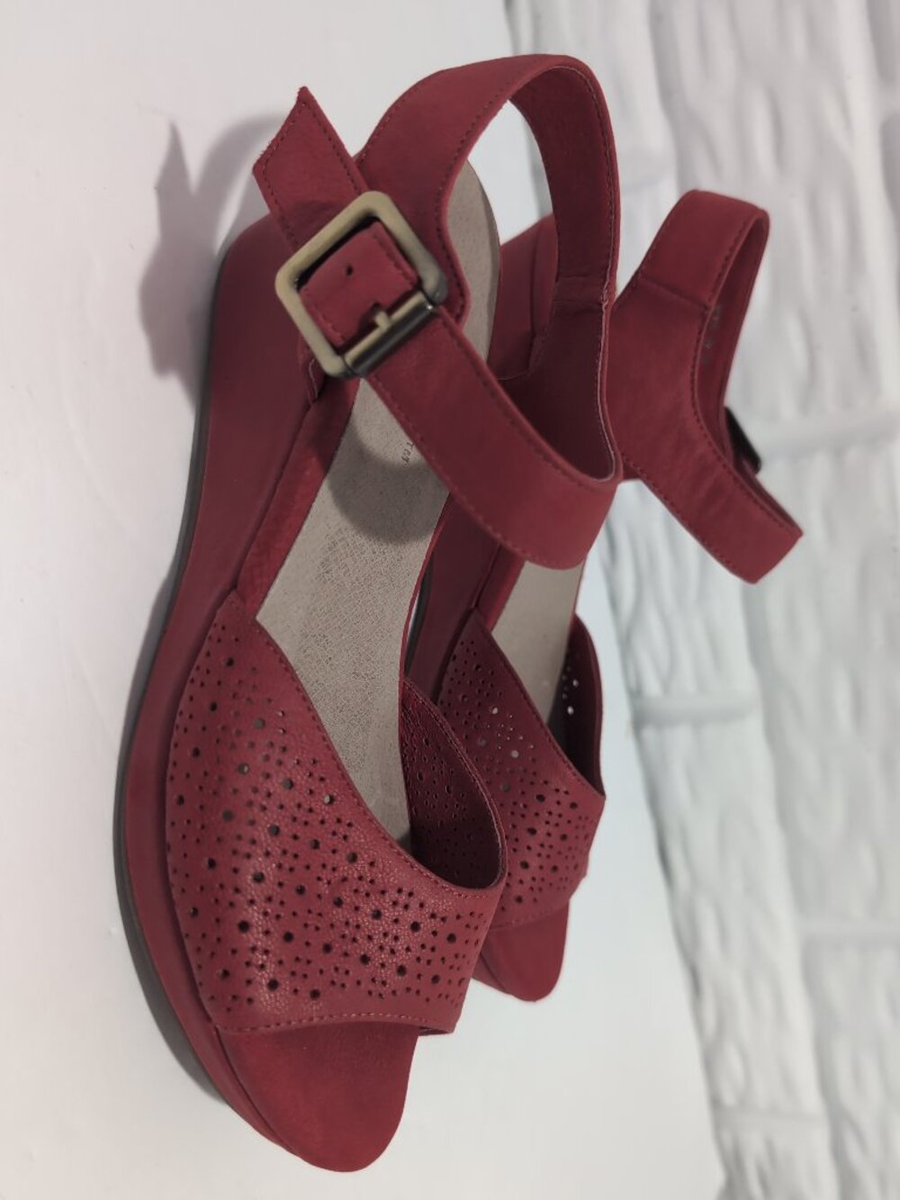 Chocolat Blu Red Leather Perforated Wedge Sandals Ankle Strap Womens Size 6.5